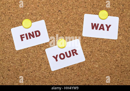 Text Find Your Way auf weißen Aufkleber auf Pinnwand angeheftet Stockfoto