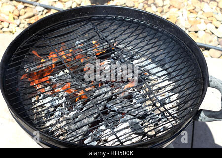 In tragbaren Grill brennen anzünden Stockfoto