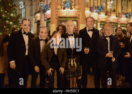 Als der letzten Woche vor Weihnachten bekommen Trinker in festliche Stimmung gekleidet als Weltmarktführer bei Leadenhall Markt, London: Atmosphäre wo: London, Vereinigtes Königreich bei: 16. Dezember 2016 Stockfoto