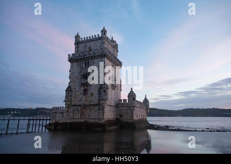 Lissabon, Portugal: Belém Turm am Ufer des Tejo. Die Festung aus dem 16. Jahrhundert ist ein prominentes Beispiel für die portugiesische manuelinischen Stil. Stockfoto