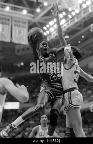 Chicago Bulls Michael Jordan Kerben auf Boston Celtics Kevin McHale im Spiel Action im Boston Garden Foto von Bill Belknap 1986 Stockfoto