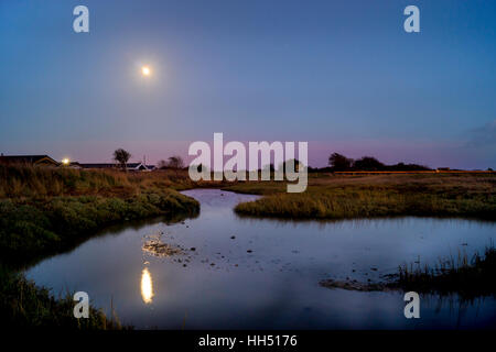 Großbritannien, England, Sussex, Pagham Mondaufgang Stockfoto