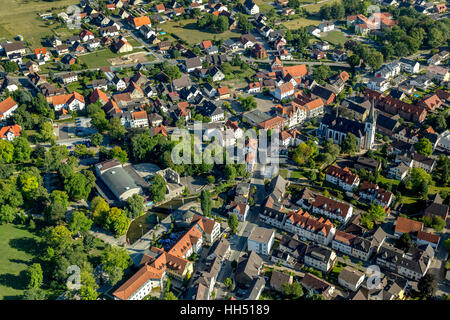 Center mit der katholischen Kirchengemeinde Kirche St. Martin, Bad Lippspringe, Teutoburger Wald, Teutoburger Wald / Egge-Hügel-Naturpark Stockfoto