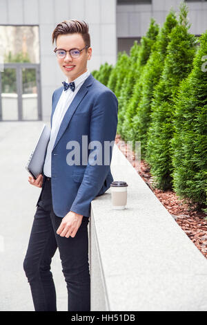 Geschäftsmann mit lässigen Stil in der Stadt. Stockfoto