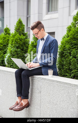 Geschäftsmann mit lässigen Stil in der Stadt. Stockfoto