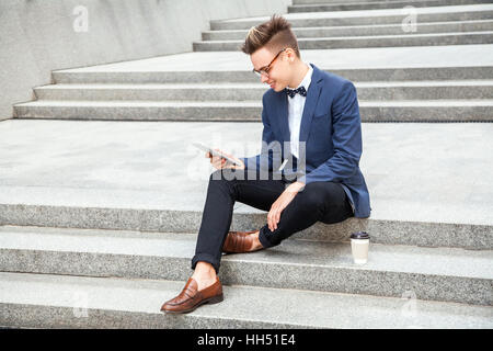 Geschäftsmann mit lässigen Stil in der Stadt. Stockfoto