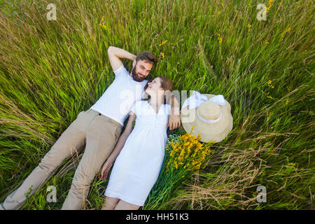 Glückliche junge entspannt paar in Liebe Festlegung auf den Rasen-overhead Stockfoto