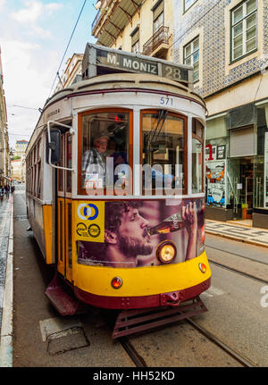 Portugal, Lissabon - 6. November 2016: Straßenbahn Nr. 28. Stockfoto