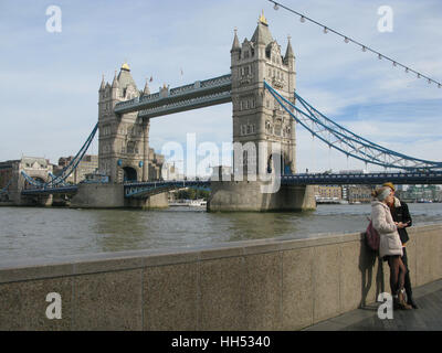 London, Vereinigtes Königreich - 27. Oktober 2016: Tower Bridge in London bei Tag Stockfoto