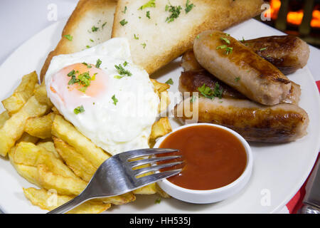 Englisches Pub essen Wurst, Spiegelei und Chips/Pommes Frites. Stockfoto