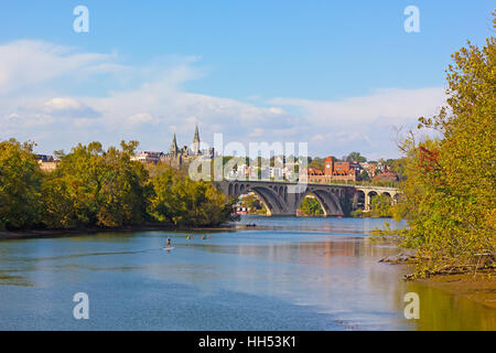 Potomac River Wassersport-Aktivitäten an einem sonnigen Nachmittag im Herbst. Stockfoto