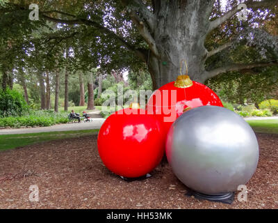 Große Weihnachtskugeln unter Baum in Christchurch, Neuseeland Stockfoto