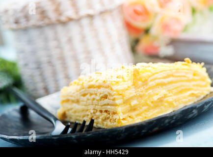 süße Kuchen auf Teller und auf einem Tisch Stockfoto