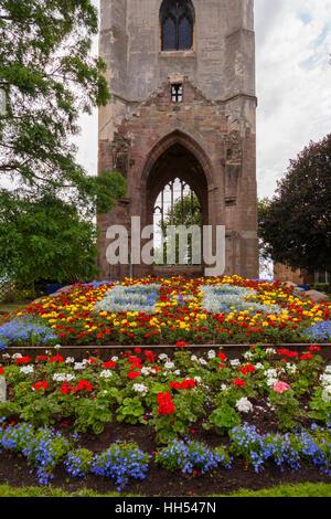 Die Ruinen der St. Andrew Kirche Turm an der St Andrew Garden of Remembrance in Worcester, West Midlands, England, UK. Stockfoto