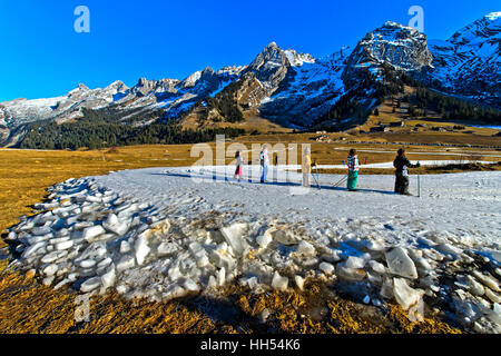 Gruppe von Kindern Practicising Langlaufen auf läuft aus Kunstschnee, La Clusaz, Haute-Savoie, Frankreich Stockfoto