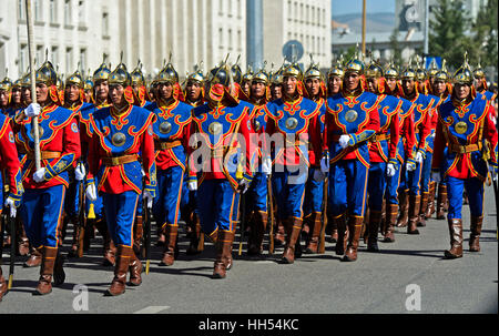 Parade der mongolischen Streitkräfte Ehren Garde in traditioneller Uniform, Ulaanbaatar, Mongolei Stockfoto