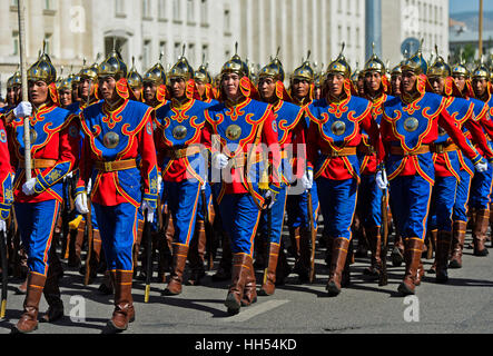 Parade der mongolischen Streitkräfte Ehren Garde in traditioneller Uniform, Ulaanbaatar, Mongolei Stockfoto