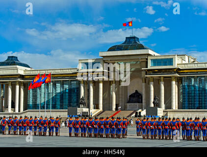 Parade der mongolischen Streitkräfte Honorary Guard in traditioneller Uniform auf dem Sukhbaatar Platz vor dem Parlamentsgebäude, Ulaanbaatar, Mongoli Stockfoto