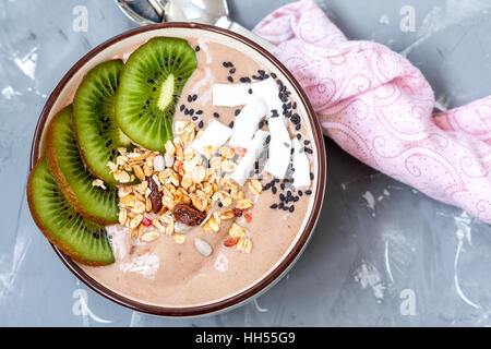 Schokolade Smoothie Schüssel mit Kiwi und Müsli. Liebe für eine gesunde Rohkost-Konzept. Stockfoto