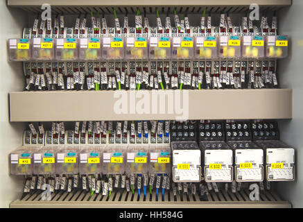 Elektrischer Schaltschrank mit elektrischen Geräten Stockfoto