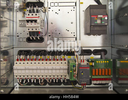 Elektrischer Schaltschrank mit elektrischen Geräten Stockfoto