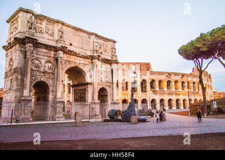 Der Triumphbogen des Konstantin mit dem Kolosseum hinter (aka aka Flavian Amphitheater Kolosseum), Rom, Region Latium, Italien Stockfoto
