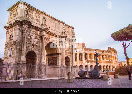 Der Triumphbogen des Konstantin mit dem Kolosseum hinter (aka aka Flavian Amphitheater Kolosseum), Rom, Region Latium, Italien Stockfoto