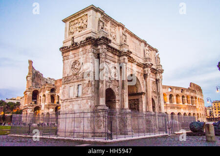 Der Triumphbogen des Konstantin mit dem Kolosseum hinter (aka aka Flavian Amphitheater Kolosseum), Rom, Region Latium, Italien Stockfoto