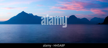 Blau und rosa Sonnenuntergang von Elgol Blick auf die Suillin, Isle Of Skye, Schottland. Stockfoto