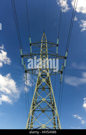 Hochspannungsleitung am blauen Himmel Stockfoto