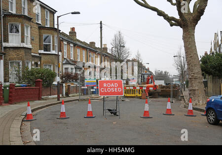 Straßensperrung in einer South London Wohnstraße, Wasserleitung und Kanalisation ermöglichen Reparaturen durch Lieferanten Thames Water. UK Stockfoto