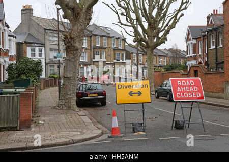 Straßensperrung in einer South London Wohnstraße, Wasserleitung und Kanalisation ermöglichen Reparaturen durch Lieferanten Thames Water. UK Stockfoto