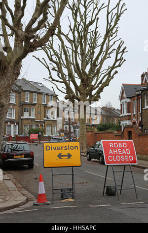 Plastik "Wheelie-Behälter" drängen sich die Pflaster in einer South London Wohnstraße Peckham. UK Stockfoto