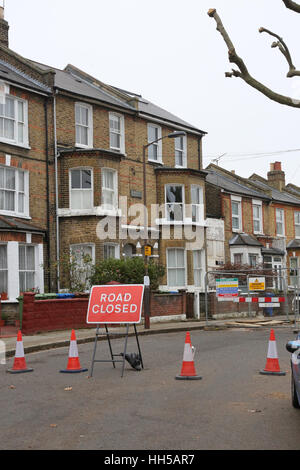 Plastik "Wheelie-Behälter" drängen sich die Pflaster in einer South London Wohnstraße Peckham. UK Stockfoto