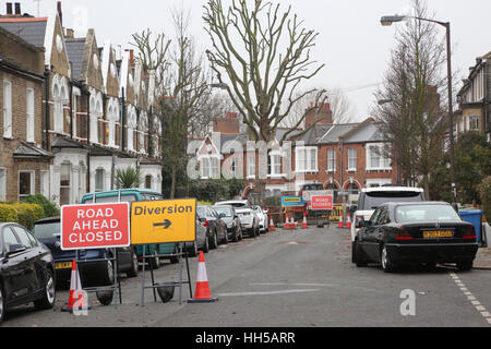 Straßensperrung in einer South London Wohnstraße, Wasserleitung und Kanalisation ermöglichen Reparaturen durch Lieferanten Thames Water. UK Stockfoto