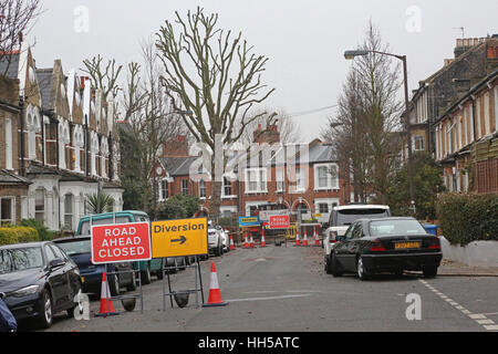 Straßensperrung in einer South London Wohnstraße, Wasserleitung und Kanalisation ermöglichen Reparaturen durch Lieferanten Thames Water. UK Stockfoto