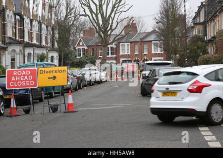 Straßensperrung in einer South London Wohnstraße, Wasserleitung und Kanalisation ermöglichen Reparaturen durch Lieferanten Thames Water. UK Stockfoto