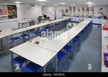 Science Klassenzimmer in einer neuen britischen Sekundarschule. Zeigt Laborbänke, Hocker und wissenschaftliche Geräte. Leer, keine Pupillen. Stockfoto