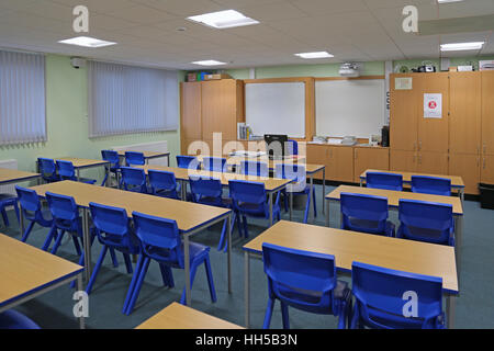 Im Weitwinkel eine neu gebaute Schulklassenzimmer zeigen, Tische und Stühle in einem traditionellen Layout, mit Blick auf die Lehrer-Schreibtisch Stockfoto