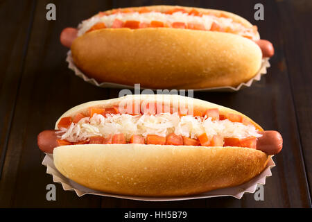 Chilenische Completo Clasico (klassisch) oder Aleman (Deutsch) traditionellen Hot-Dog Brötchen mit Tomate und sauerkraut Stockfoto