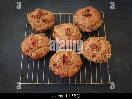 Orange Pekannuss-Muffins auf ein Kuchengitter. Stockfoto