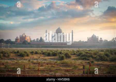 Taj Mahal. weißen Marmor-Mausoleum am südlichen Ufer des Flusses Yamuna in der indischen Stadt Agra, Uttar Pradesh. Stockfoto