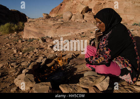 Eine jordanische Beduinenfrauen am Ort des Opfers Petra, Jordanien. Stockfoto