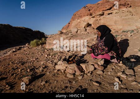 Eine jordanische Beduinenfrauen am Ort des Opfers Petra, Jordanien. Stockfoto