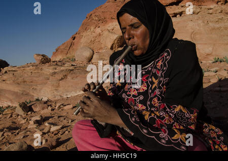 Eine jordanische Beduinenfrauen am Ort des Opfers Petra, Jordanien. Stockfoto