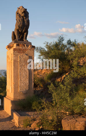 Gusseisen Löwe Statue Bewachung Grotte Hill Eingang zum religiösen Schrein über Mission San Xavier del Bac, installiert im Jahre 1908 Stockfoto