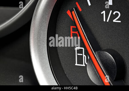 Tankanzeige im Auto Dashboard - leer Stockfoto