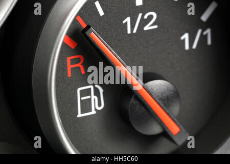 Tankanzeige im Auto Dashboard - leer Stockfoto