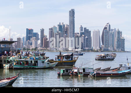 15. Juni 2016 Panama-Stadt: kleine Fischerboote auf dem Wasser am Fischmarkt mit der modernen Innenstadt treiben Stockfoto