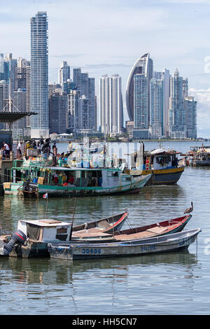 15. Juni 2016 Panama-Stadt: kleine Fischerboote auf dem Wasser am Fischmarkt mit der modernen Innenstadt treiben Stockfoto